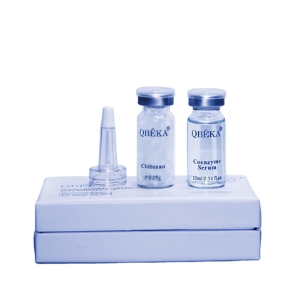 Jugendliche Lippen mit perfekter Jugendserum Hautrevitalisierende Magie und Chitosan-Polypeptid